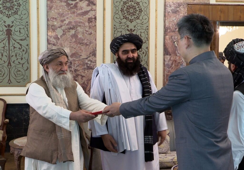 سفیر جدید چین تنها سفیری است که استوارنامه خود را تقدیم رئیس الوزرای حکومت طالبان کرد. 